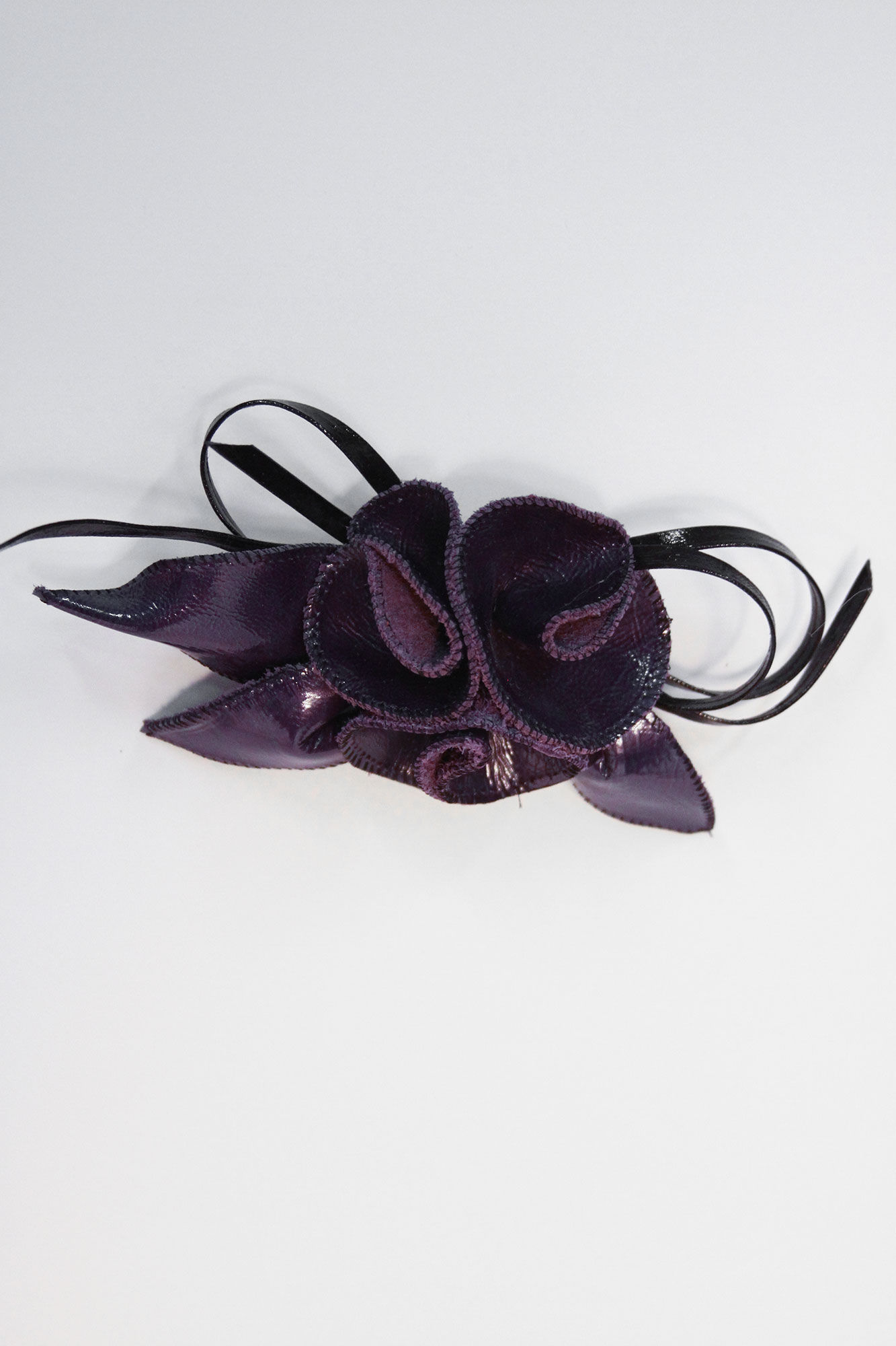 ЦК-02 фиолетовый лак цветок "Три розы" из кожи